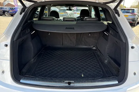 LP19HGZ Audi Q5 2.0 TDI 40 S line S Tronic quattro Euro 6 (s/s) 5dr Thumbnail #8