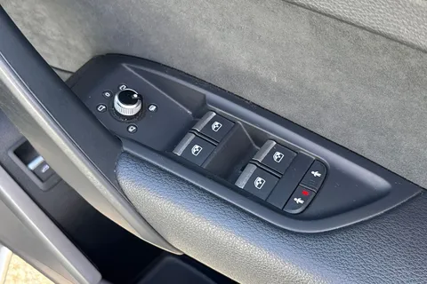 LP19HGZ Audi Q5 2.0 TDI 40 S line S Tronic quattro Euro 6 (s/s) 5dr Thumbnail #22