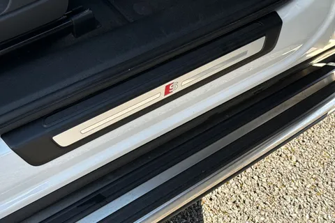 LP19HGZ Audi Q5 2.0 TDI 40 S line S Tronic quattro Euro 6 (s/s) 5dr Thumbnail #32