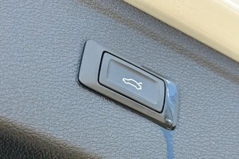 LP19HGZ Audi Q5 2.0 TDI 40 S line S Tronic quattro Euro 6 (s/s) 5dr Thumbnail #36