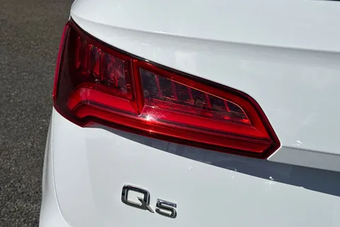 LP19HGZ Audi Q5 2.0 TDI 40 S line S Tronic quattro Euro 6 (s/s) 5dr Thumbnail #38