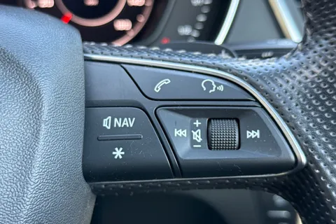 LP19HGZ Audi Q5 2.0 TDI 40 S line S Tronic quattro Euro 6 (s/s) 5dr Thumbnail #42