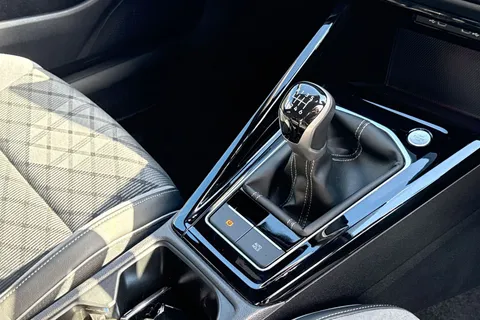 DE74ZWC Volkswagen Golf 1.5 TSI 150 R-Line 5dr Thumbnail #23