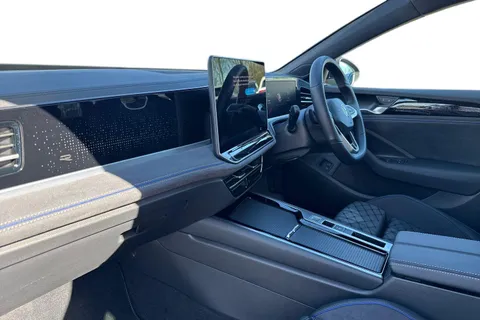 DF25EZG Volkswagen Passat 1.5 TSI eHybrid 272 R-Line 5dr DSG **INFORTAINMENT PACK, PAN ROOF, DRIVER P Thumbnail #16