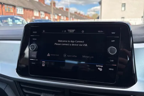 PK22UAG Volkswagen T-Roc 1.0 TSI Life 5dr Thumbnail #11