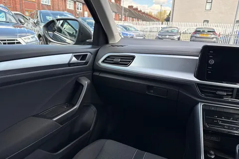 PK22UAG Volkswagen T-Roc 1.0 TSI Life 5dr Thumbnail #14