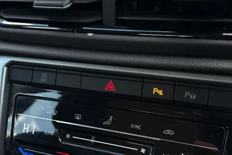 PK22UAG Volkswagen T-Roc 1.0 TSI Life 5dr Thumbnail #40