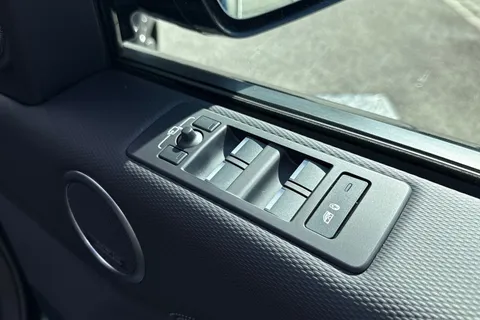 27 of 51 for Land Rover Discovery 3.0 D350 Dynamic HSE 5dr