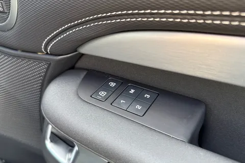 28 of 51 for Land Rover Discovery 3.0 D350 Dynamic HSE 5dr