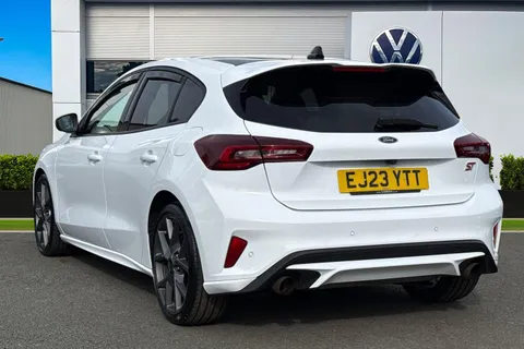 EJ23YTT Ford Focus 2.3T EcoBoost ST Auto Euro 6 (s/s) 5dr Thumbnail #3