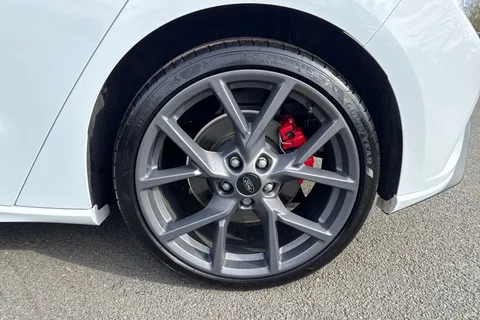 12 of 48 for Ford Focus 2.3T EcoBoost ST Auto Euro 6 (s/s) 5dr