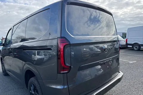 CX26JXJ Volkswagen Transporter 2.0 TDI T32 Commerce Pro Auto 4Motion SWB Euro 6 (s/s) 5dr Thumbnail #8