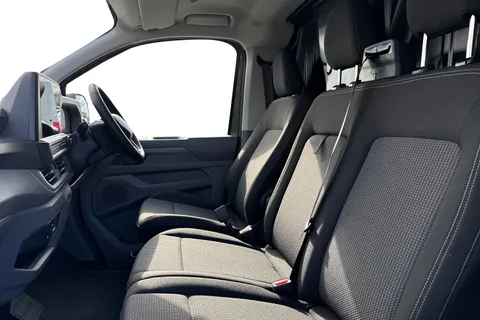 CX26JXJ Volkswagen Transporter 2.0 TDI T32 Commerce Pro Auto 4Motion SWB Euro 6 (s/s) 5dr Thumbnail #16
