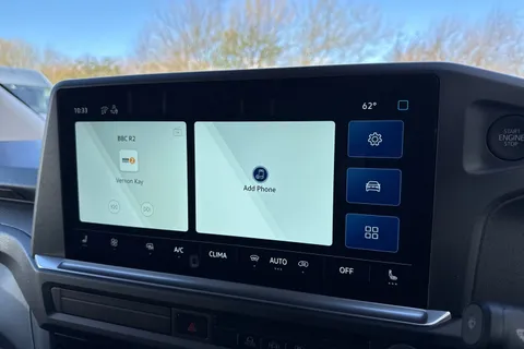 CX26JXJ Volkswagen Transporter 2.0 TDI T32 Commerce Pro Auto 4Motion SWB Euro 6 (s/s) 5dr Thumbnail #17