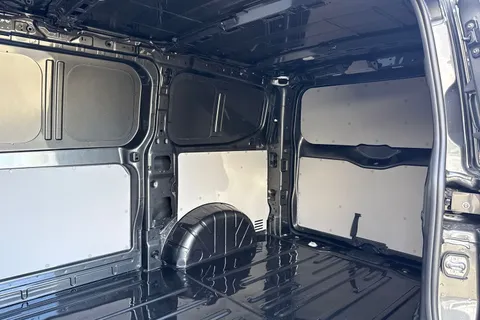 CX26JXJ Volkswagen Transporter 2.0 TDI T32 Commerce Pro Auto 4Motion SWB Euro 6 (s/s) 5dr Thumbnail #19