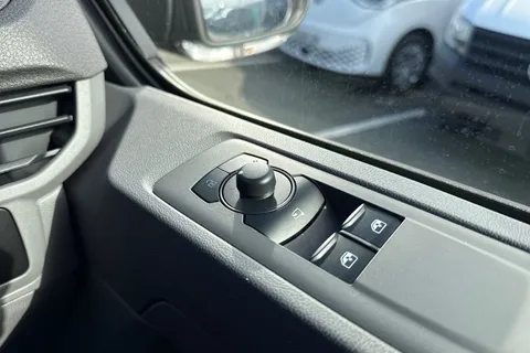 CX26JXJ Volkswagen Transporter 2.0 TDI T32 Commerce Pro Auto 4Motion SWB Euro 6 (s/s) 5dr Thumbnail #21