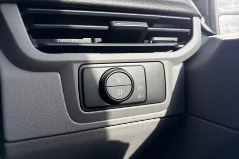 CX26JXJ Volkswagen Transporter 2.0 TDI T32 Commerce Pro Auto 4Motion SWB Euro 6 (s/s) 5dr Thumbnail #36