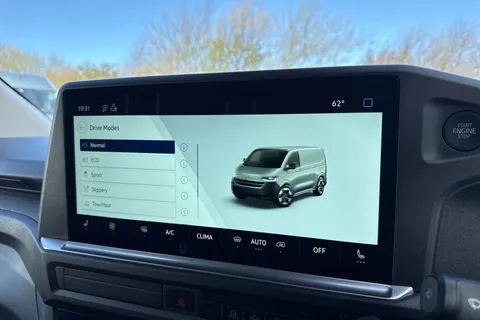 CX26JXJ Volkswagen Transporter 2.0 TDI T32 Commerce Pro Auto 4Motion SWB Euro 6 (s/s) 5dr Thumbnail #43