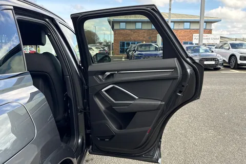 SN22BME Audi Q3 Black Edition 35 TDI  150 PS S tronic Thumbnail #36