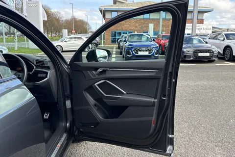 SN22BME Audi Q3 Black Edition 35 TDI  150 PS S tronic Thumbnail #37