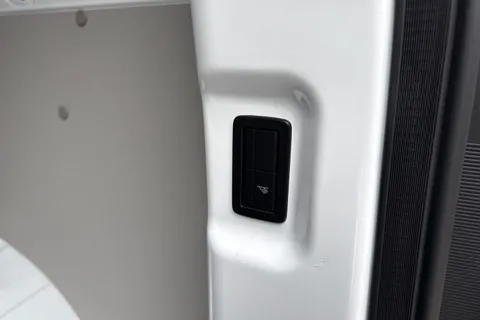 PE26ZDT Volkswagen Campervan 2.0 TDI 150 Commerce Pro Van Thumbnail #33