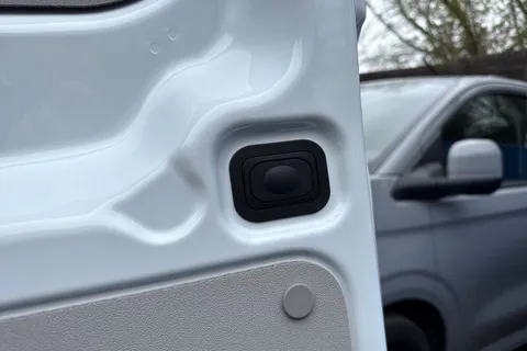 PE26ZDT Volkswagen Campervan 2.0 TDI 150 Commerce Pro Van Thumbnail #35