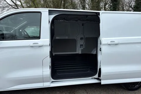 PE26ZDT Volkswagen Campervan 2.0 TDI 150 Commerce Pro Van Thumbnail #36