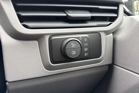 PE26ZDT Volkswagen Campervan 2.0 TDI 150 Commerce Pro Van Thumbnail #38