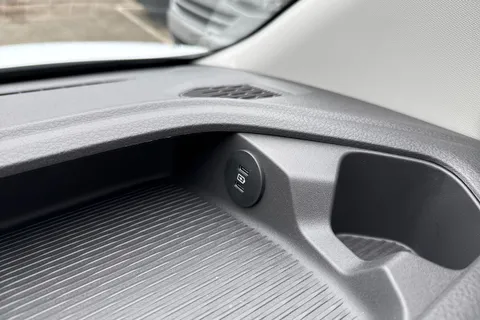 PE26ZDT Volkswagen Campervan 2.0 TDI 150 Commerce Pro Van Thumbnail #52