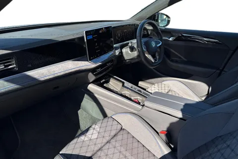 DE75TWD Volkswagen Passat 1.5 eTSI R-Line 5dr DSG Thumbnail #15