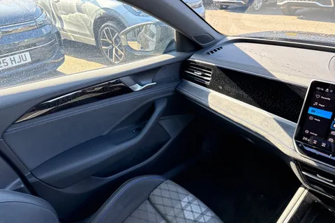 DE75TWD Volkswagen Passat 1.5 eTSI R-Line 5dr DSG Thumbnail #20