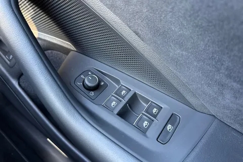 DE75TWD Volkswagen Passat 1.5 eTSI R-Line 5dr DSG Thumbnail #25