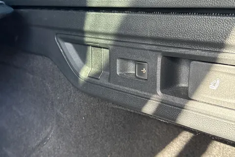 DE75TWD Volkswagen Passat 1.5 eTSI R-Line 5dr DSG Thumbnail #45