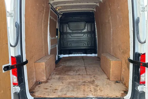 CX74XWW Volkswagen Crafter 2.0 TDI CR35 Commerce FWD MWB High Roof Euro 6 (s/s) 5dr Thumbnail #7