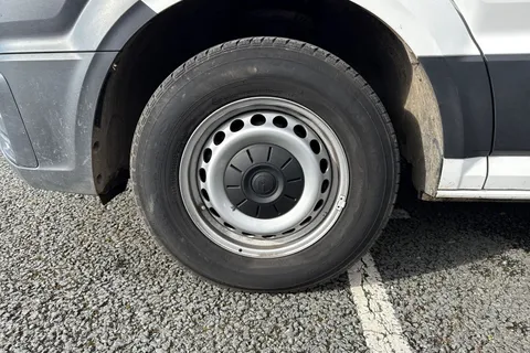 CX74ZDZ Volkswagen Crafter 2.0 TDI CR35 Commerce FWD MWB High Roof Euro 6 (s/s) 5dr Thumbnail #10