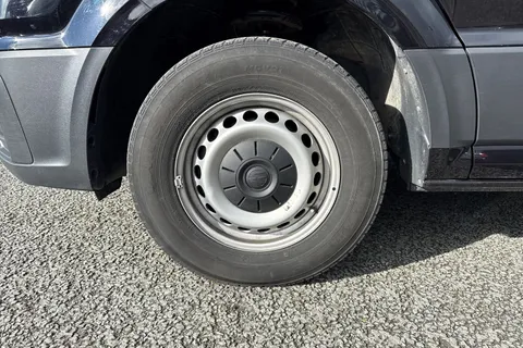 CX74ZJU Volkswagen Crafter 2.0 TDI CR35 Commerce Plus FWD MWB High Roof Euro 6 (s/s) 5dr Thumbnail #11