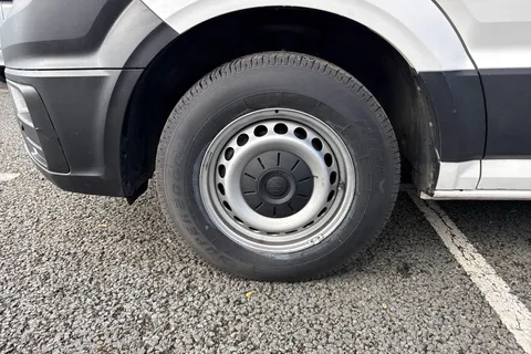 CX74XWW Volkswagen Crafter 2.0 TDI CR35 Commerce FWD MWB High Roof Euro 6 (s/s) 5dr Thumbnail #10