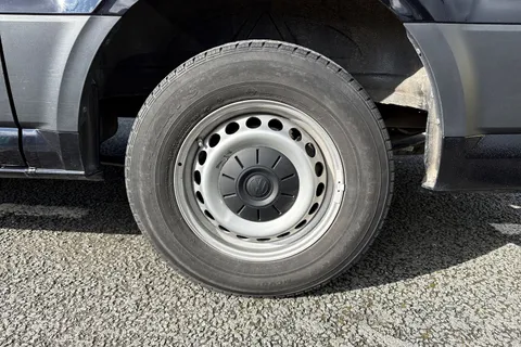 CX74ZJU Volkswagen Crafter 2.0 TDI CR35 Commerce Plus FWD MWB High Roof Euro 6 (s/s) 5dr Thumbnail #12