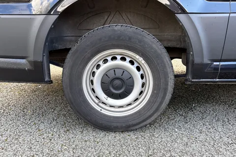 CX74ZJU Volkswagen Crafter 2.0 TDI CR35 Commerce Plus FWD MWB High Roof Euro 6 (s/s) 5dr Thumbnail #13