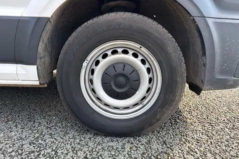 CX74ZDZ Volkswagen Crafter 2.0 TDI CR35 Commerce FWD MWB High Roof Euro 6 (s/s) 5dr Thumbnail #13