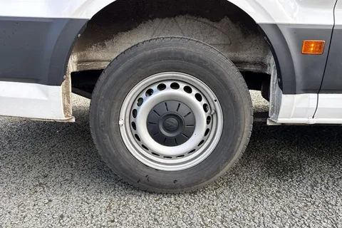 CX74XWW Volkswagen Crafter 2.0 TDI CR35 Commerce FWD MWB High Roof Euro 6 (s/s) 5dr Thumbnail #12