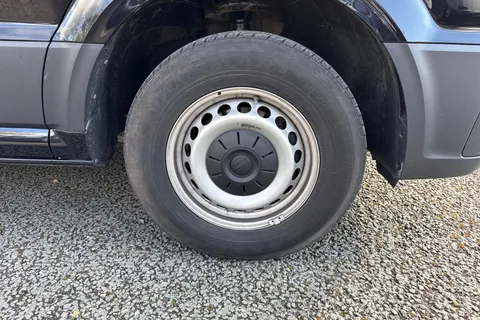 CX74ZJU Volkswagen Crafter 2.0 TDI CR35 Commerce Plus FWD MWB High Roof Euro 6 (s/s) 5dr Thumbnail #14