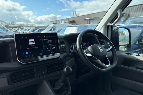 CX74ZDZ Volkswagen Crafter 2.0 TDI CR35 Commerce FWD MWB High Roof Euro 6 (s/s) 5dr Thumbnail #18