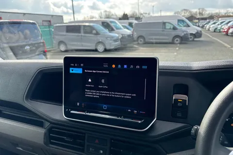 CX74ZJU Volkswagen Crafter 2.0 TDI CR35 Commerce Plus FWD MWB High Roof Euro 6 (s/s) 5dr Thumbnail #18