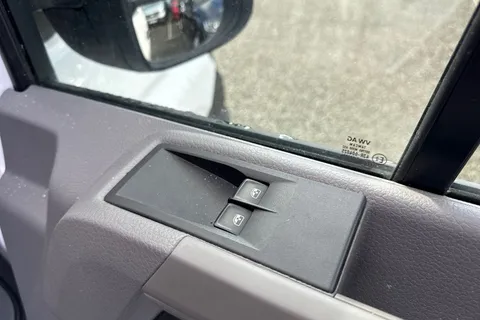 CX74ZDZ Volkswagen Crafter 2.0 TDI CR35 Commerce FWD MWB High Roof Euro 6 (s/s) 5dr Thumbnail #21