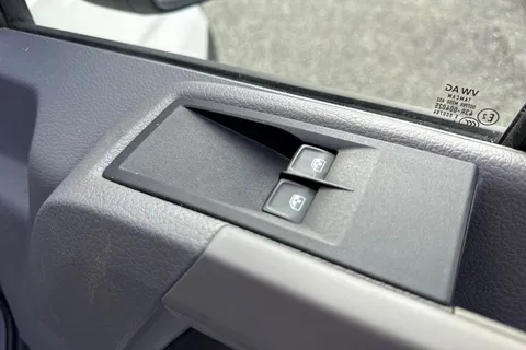CX74XWW Volkswagen Crafter 2.0 TDI CR35 Commerce FWD MWB High Roof Euro 6 (s/s) 5dr Thumbnail #21