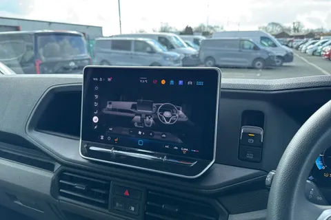 CX74ZDZ Volkswagen Crafter 2.0 TDI CR35 Commerce FWD MWB High Roof Euro 6 (s/s) 5dr Thumbnail #22