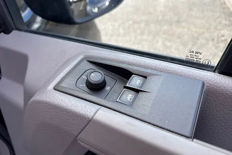 CX74ZJU Volkswagen Crafter 2.0 TDI CR35 Commerce Plus FWD MWB High Roof Euro 6 (s/s) 5dr Thumbnail #22