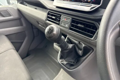 CX74ZDZ Volkswagen Crafter 2.0 TDI CR35 Commerce FWD MWB High Roof Euro 6 (s/s) 5dr Thumbnail #23