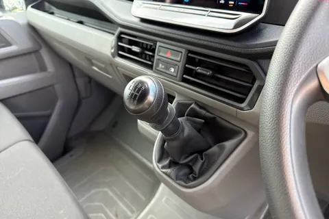 CX74ZJU Volkswagen Crafter 2.0 TDI CR35 Commerce Plus FWD MWB High Roof Euro 6 (s/s) 5dr Thumbnail #24